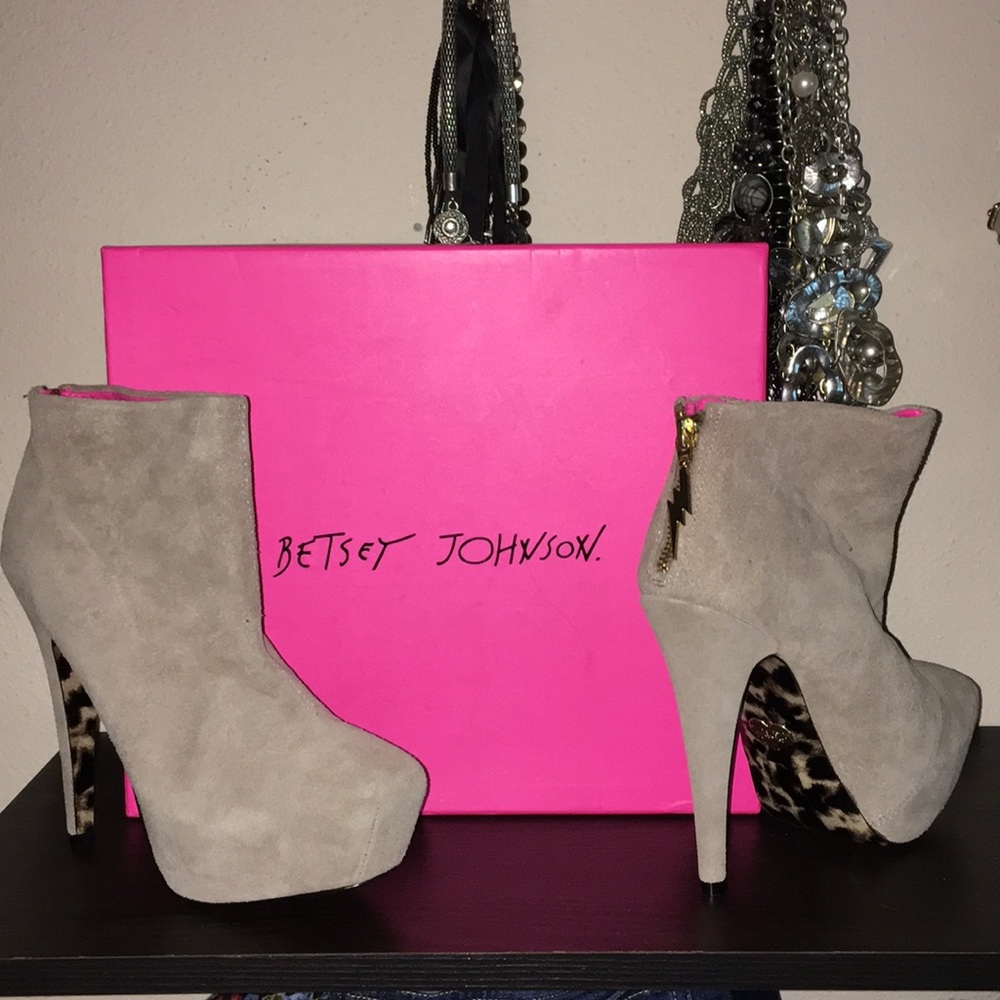 New Betsey Johnson Thanee Suede boot sz 8